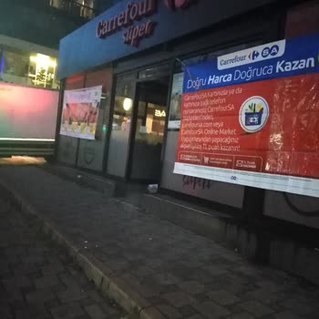 Carrefour SA Kamyonet Yaya Geçidini Engelliyor!