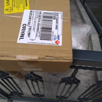 Aras Kargo Küçükyalı Şubesi Kargoyu Sokağa Attı