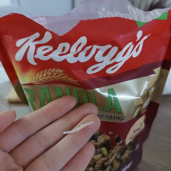 Kellogg's Granolanın İçinden Çıkan Plastik Parça