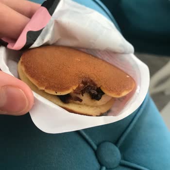 Eti Gıda Eti Süt Burger İçinden Çıkan Cisim