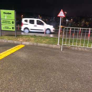 Meydan İstanbul AVM Meydan AVM Sorumsuzluğu Yüzünden Araçlarımız Hasar Gördü