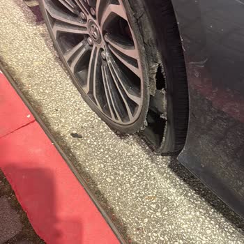 Toyota Tatil Dönüşü Lastik Sorunuyla Karşı Karşıya!