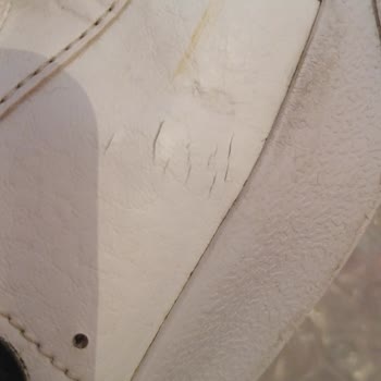 Nike Yeni Aldığım Ayakkabılarda Yırtıklar Ve Açılmalar Oluştu.