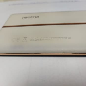 Realme 11 Pro+ Arka Kapak Bej Rengindeki Deformasyonu