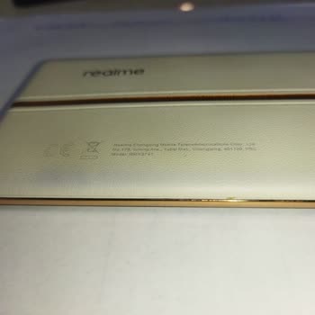 Realme 11 Pro+ Arka Kapak Bej Rengindeki Deformasyonu