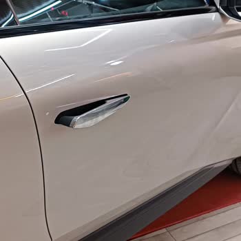 Ds Automobiles Ön Kapılarda Küçük Küçük Çekme Göçükler