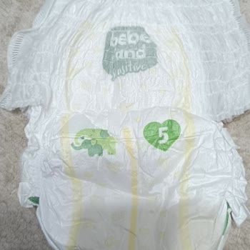 Bebeland Aşırı Sızdırma Ve Bedeninden Küçük Bez