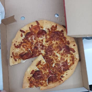 Pizza Hut Fazla Para Aldı Ve Eksik Malzeme Getirdi. İade Alınmadı.