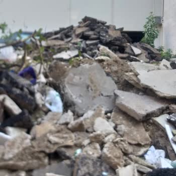 İzmir Büyükşehir Belediyesi Mahallemize Atılan Asfalt Molozlarının Alınmaması
