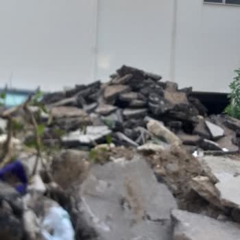 İzmir Büyükşehir Belediyesi Mahallemize Atılan Asfalt Molozlarının Alınmaması