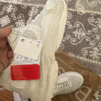 Bershka Kullanılmış Ayakkabı Gönderdi