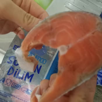 Erba Sea Food Erba Seafood Somon Dilim İçerisinden Çıkan Falım Kağıdı.