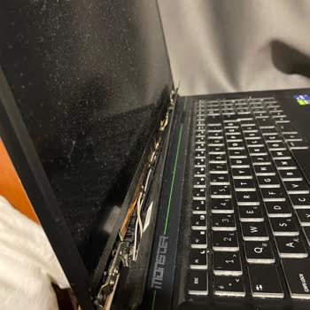 Monster Notebook Ekran Menteşesi Yine Kırıldı!