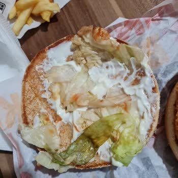 Burger King 2 Defadır Marulları Çürümüş Ürün Satıyor.