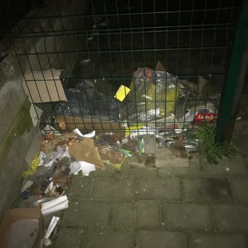 Şok Market Şubesi Çöp Sorunu