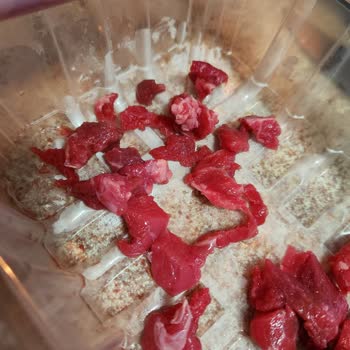 Beşler Sucuk Kuşbaşı Et Diye Parçalanmış Atık Et Yağ Ve Deri