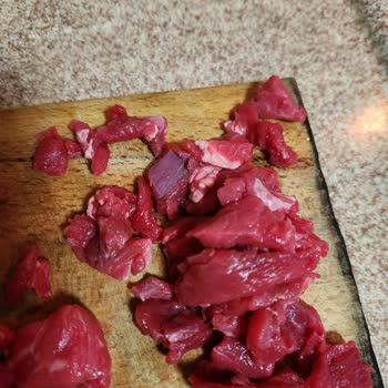 Beşler Sucuk Kuşbaşı Et Diye Parçalanmış Atık Et Yağ Ve Deri