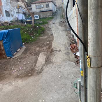 Bayraklı Belediyesi 7290/1 Sokak Yolun Bozukluğu, Asfalt Atmak Bu Kadar Mı Zor?