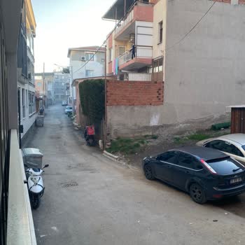 Bayraklı Belediyesi 7290/1 Sokak Yolun Bozukluğu, Asfalt Atmak Bu Kadar Mı Zor?