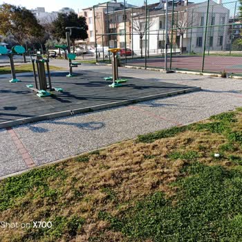 İzmir Bayraklı Belediyesi Park Ve Bahçeler Bakımsız
