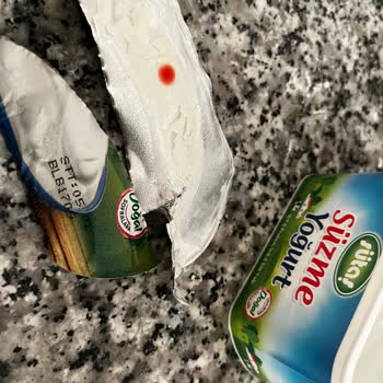 Sütaş Süzme Yoğurt Ambalajında Leke