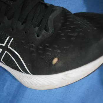 Asics Ayakkabı Her İki Tarafta Zamanla Yırtıklar Oluştu.