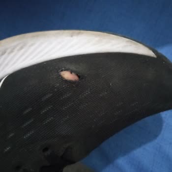 Asics Ayakkabı Her İki Tarafta Zamanla Yırtıklar Oluştu.