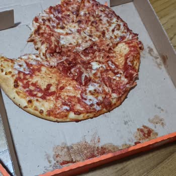Little Caesars Dağınık Şekilde Gelen Pizza