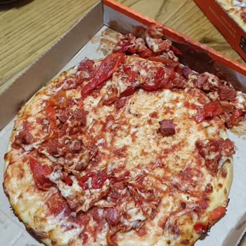 Little Caesars Dağınık Şekilde Gelen Pizza