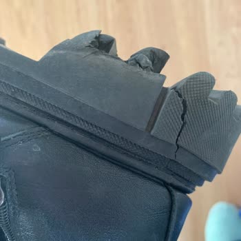 Bambi Ayakkabı Bot Tabanı Parçalandı
