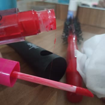 Gratis Lykd Dudak Parlatıcısı İçinden Çıkan Saç!