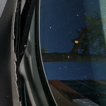 Renault Fluence Ön Cam Fitillerinin Her Yerinde Çatlamalar Mevcut