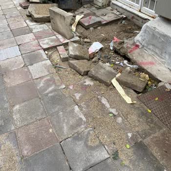 Gediz Elektrik Perakende Alsancak'ta Karanlık Ve Kazılı Bir Sokakta Yaşamak Çok Zorluyor...