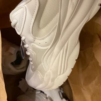 Bershka отправляет поношеную обувь