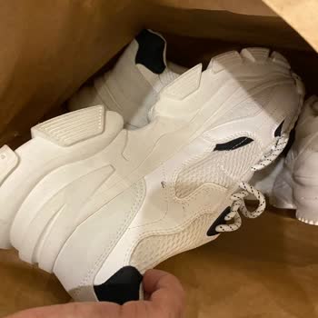 Bershka отправляет поношеную обувь