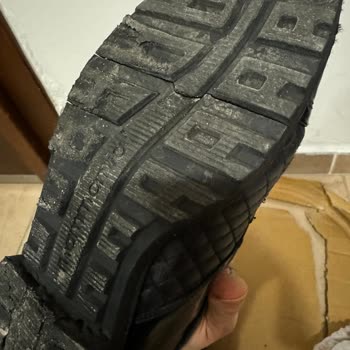 Mammamia Ayakkabının Tabanı Çatlak, Un Gibi Dökülüyor!