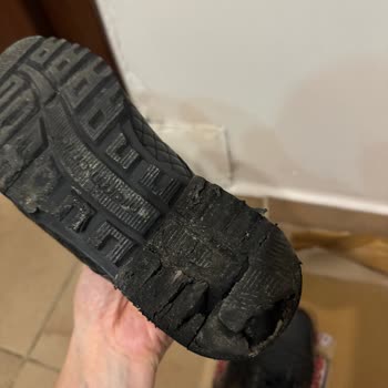 Mammamia Ayakkabının Tabanı Çatlak, Un Gibi Dökülüyor!