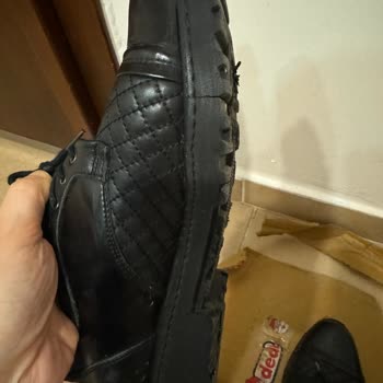 Mammamia Ayakkabının Tabanı Çatlak, Un Gibi Dökülüyor!