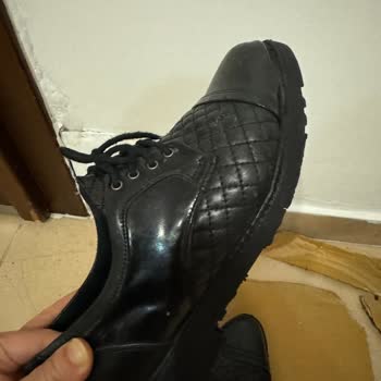 Mammamia Ayakkabının Tabanı Çatlak, Un Gibi Dökülüyor!