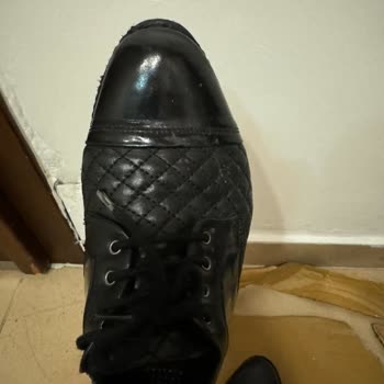 Mammamia Ayakkabının Tabanı Çatlak, Un Gibi Dökülüyor!