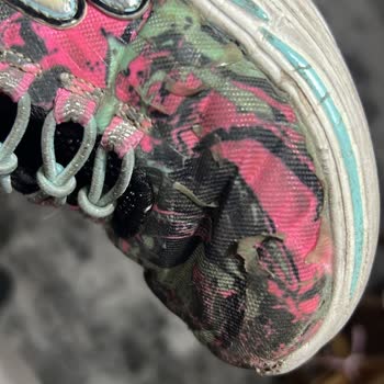 Skechers Markası Üretim Hatasını Kullanıcıya Yükledi