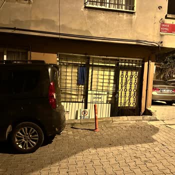 İBB - İstanbul Büyükşehir Belediyesi Dükkan Önüne Duba Koyarak Araba Park Etmeyi Engelliyorlar