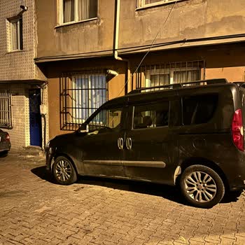 İBB - İstanbul Büyükşehir Belediyesi Dükkan Önüne Duba Koyarak Araba Park Etmeyi Engelliyorlar