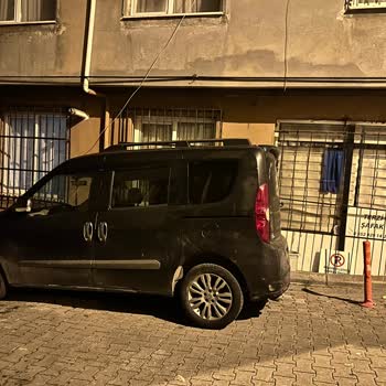 İBB - İstanbul Büyükşehir Belediyesi Dükkan Önüne Duba Koyarak Araba Park Etmeyi Engelliyorlar