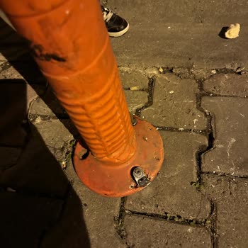 İBB - İstanbul Büyükşehir Belediyesi Dükkan Önüne Duba Koyarak Araba Park Etmeyi Engelliyorlar