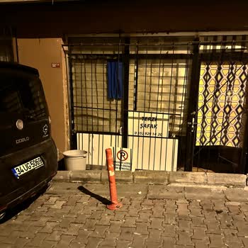 İBB - İstanbul Büyükşehir Belediyesi Dükkan Önüne Duba Koyarak Araba Park Etmeyi Engelliyorlar