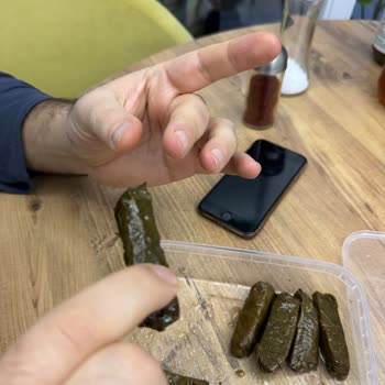 Macro Center Vişneli Yaprak Sarmasından Saç Kılı Çıktı