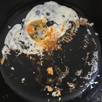 Lava Döküm Tencere Tava Takımı Sürekli Yapışıyor