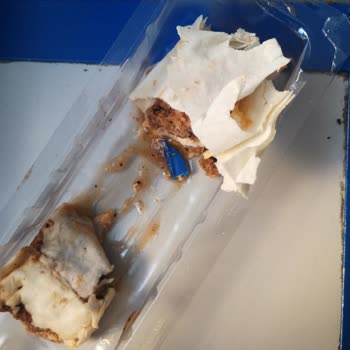 BİM Çiğ Köfte Dürüm İçinden Çıkan Maket Bıçak Parçası