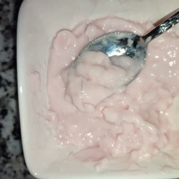 Piyale Çilekli Pudingin İçi Kıl Saç Dolu